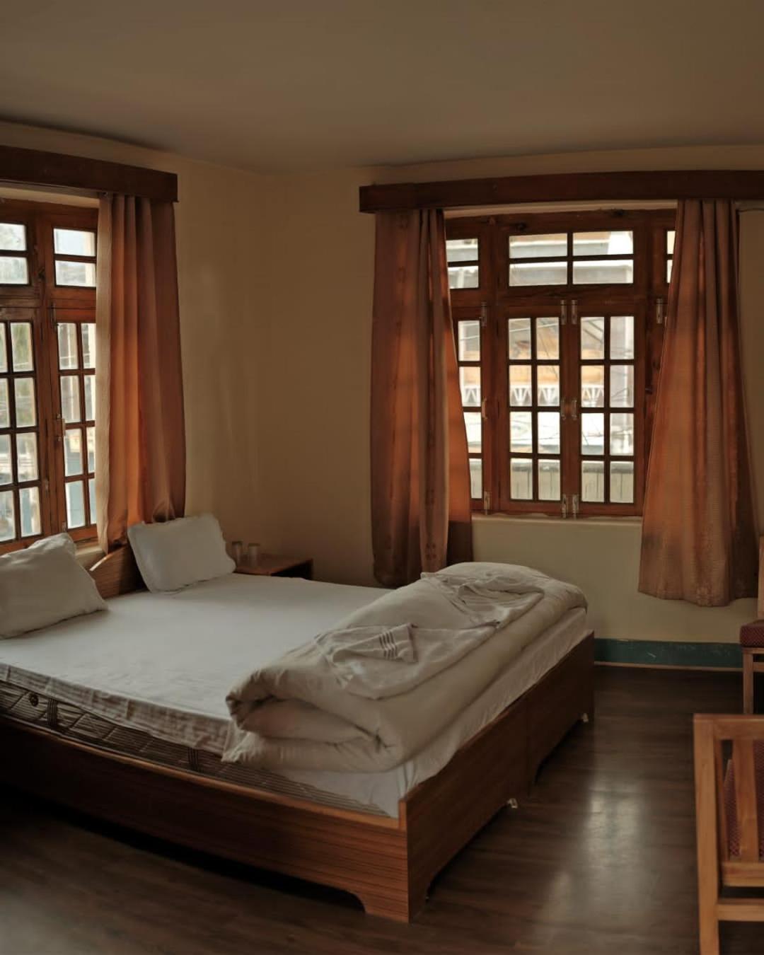 Hotel Lonchay Residency 레 외부 사진