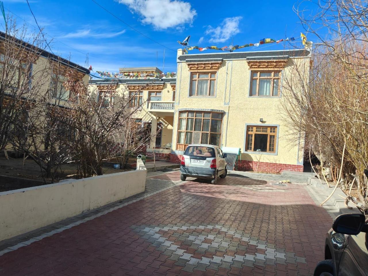 Hotel Lonchay Residency 레 외부 사진